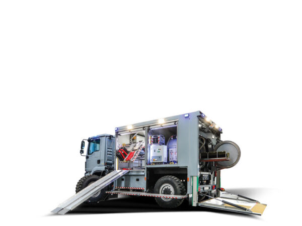 SAMOCHÓD DO PRZEWOZU ŁADUNKÓW  WYBUCHOWYCH (Z POJEMNIKIEM GAZOSZCZELNYM)